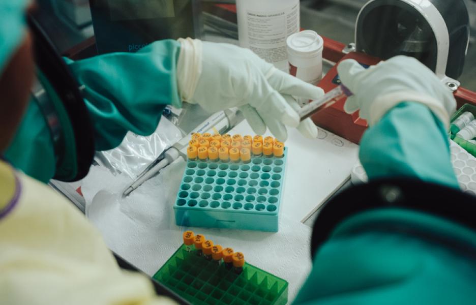 Análisis en el Centro de Tratamiento de Ébola de Elykia, en Bunia.