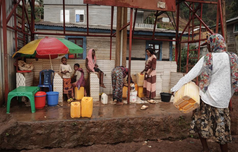 Punto de cloración de agua que proporciona agua potable y ayuda a prevenir el cólera. Kivu Sur, RDC.