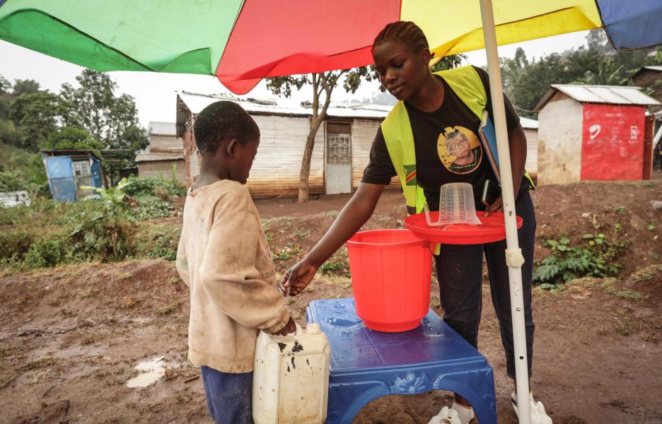 Punto de cloración de agua cerca del río Ruzizi, en Kivu Sur, RDC.