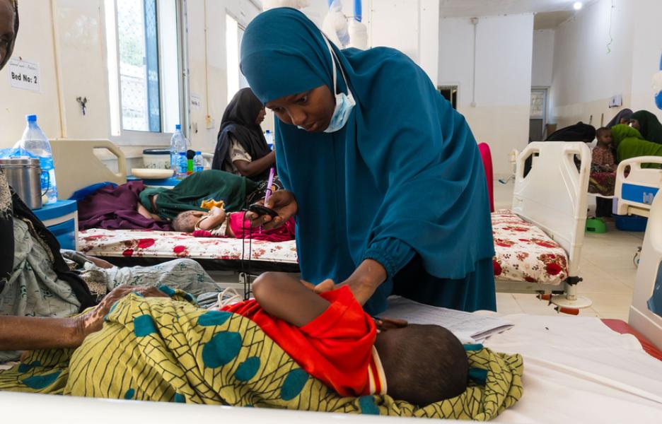 Una doctora examina a un niño ingresado por desnutrición en el hospital Bay, apoyado por MSF. Baidoa, Somalia, mayo de 2026.