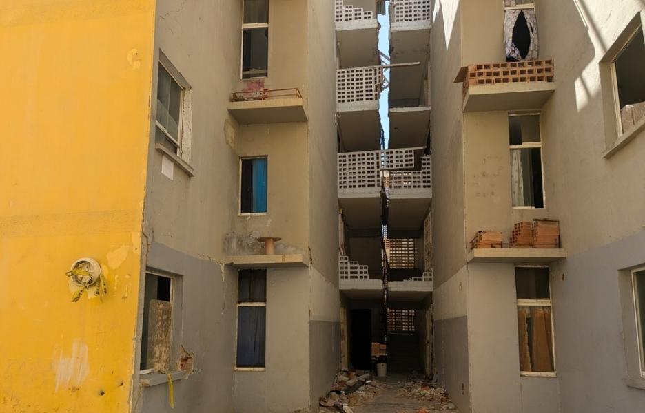 Un edificio de viviendas en Mare Abajo, La Guaira, dañado por los terremotos.