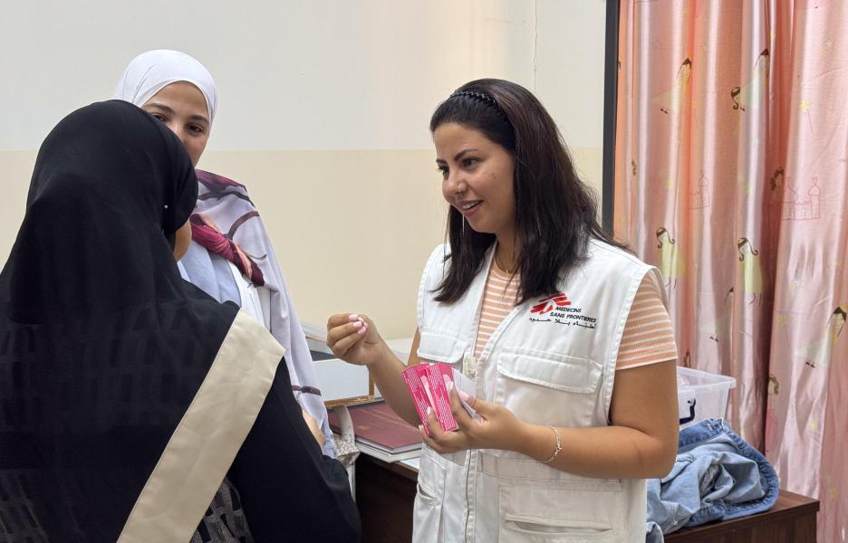 Una trabajadora de MSF atiende a una paciente durante una clínica móvil en  Khallet Al Mai, Hebrón, Cisjordania.
