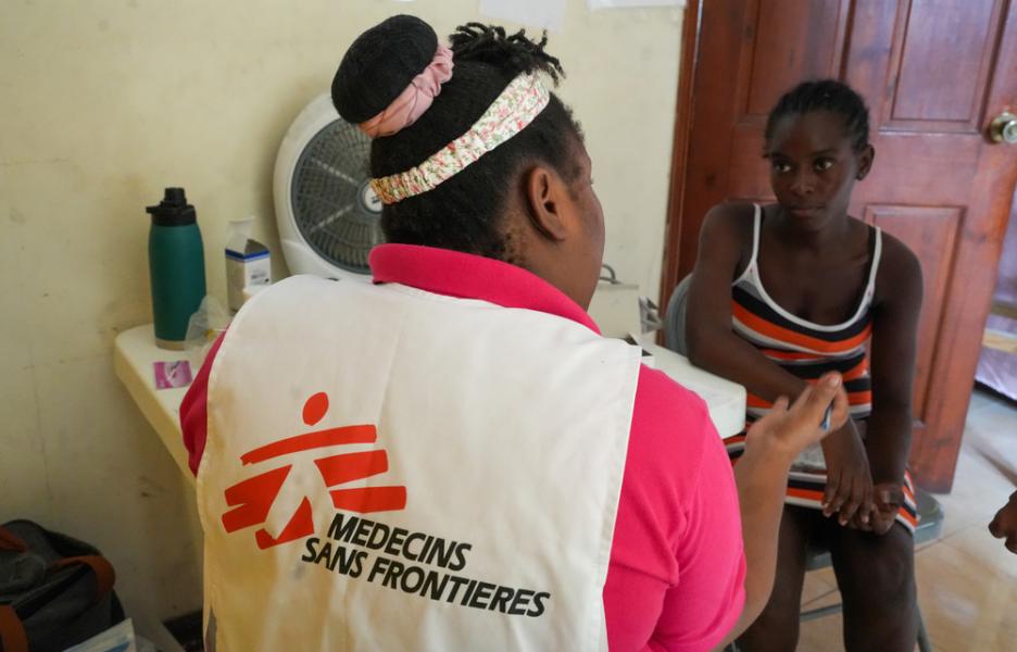 Anne Suze Fermont, comadrona de Médicos Sin Fronteras, habla con una paciente durante una consulta de salud sexual y reproductiva en una clínica móvil de Bélair, un barrio de Puerto Príncipe afectado por la violencia armada.