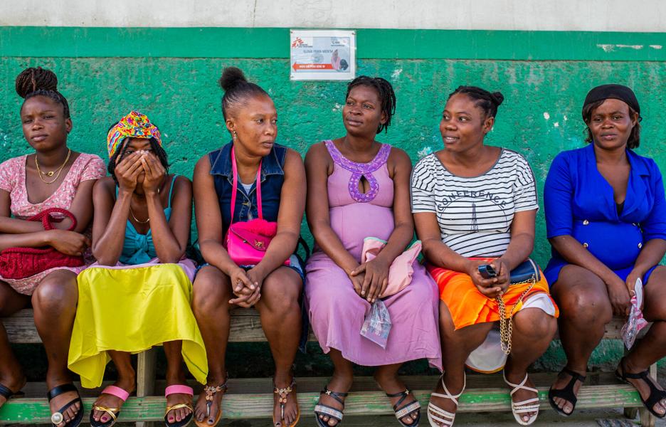 Un grupo de mujeres espera su turno en el patio interior de la Maternidad Isaïe Jeanty