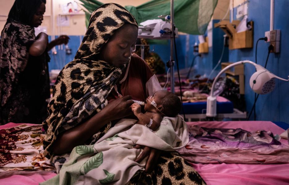 `Madre da leche de fórmula a su hijo de 18 días en la UCI del hospital de Zalingei, en Sudán.