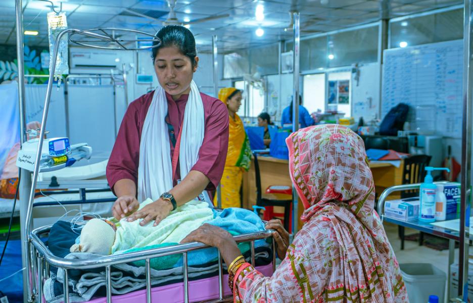 La doctora Nan Kyaw Khine, médico del hospital de Kutupalong de Médicos Sin Fronteras, examina a un recién nacido en el servicio de neonatología.