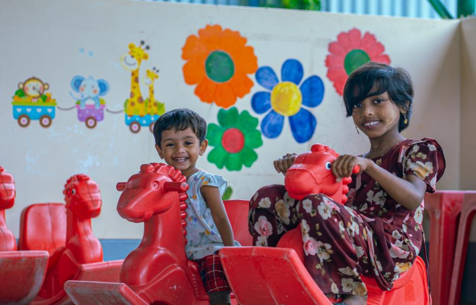 Taslima y Jannatul Ferdous, dos niñas rohingya, juegan en la zona de juegos infantil habilitada en el Departamento de Salud Mental del Hospital de MSF en Kutupalong.