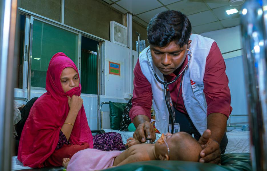 El Dr. Md. Nadim Shahariyar comprueba el estado de Aiyan Arfan (10 días de vida), que se encuentra en estado crítico.