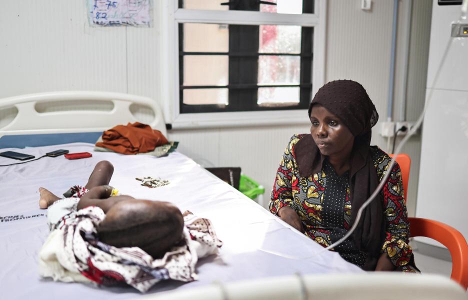 Fatima Ibrahim observa a su hija Aisha Tijjani, de 23 meses, que está ingresada y recibe tratamiento por desnutrición en el centro de MSF de Nilefa Kiji, en Maiduguri, estado de Borno, al noreste de Nigeria. 