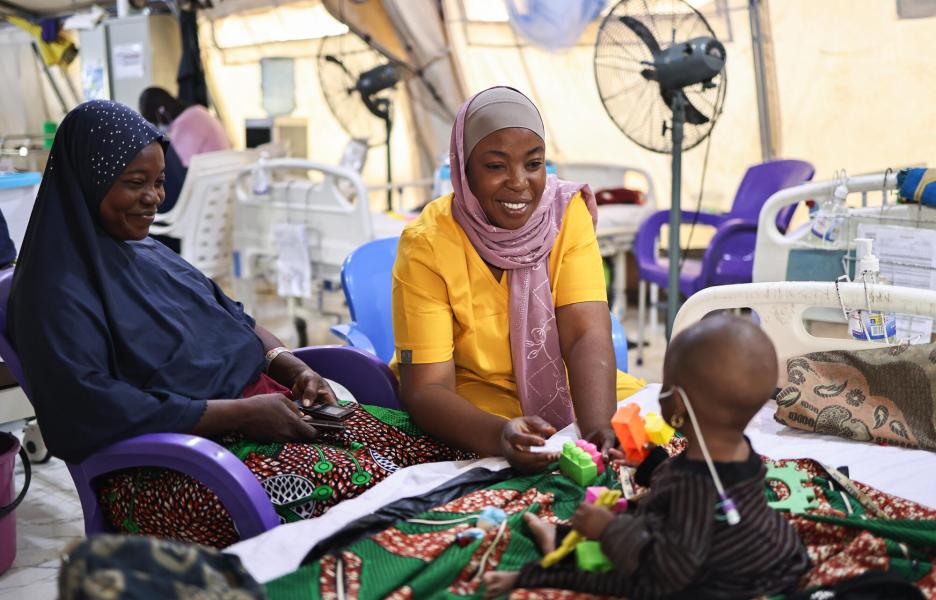 Maryam Alimu, formadora de consejeros de MSF, lleva a cabo una sesión de terapia lúdica con Aisha de siete meses