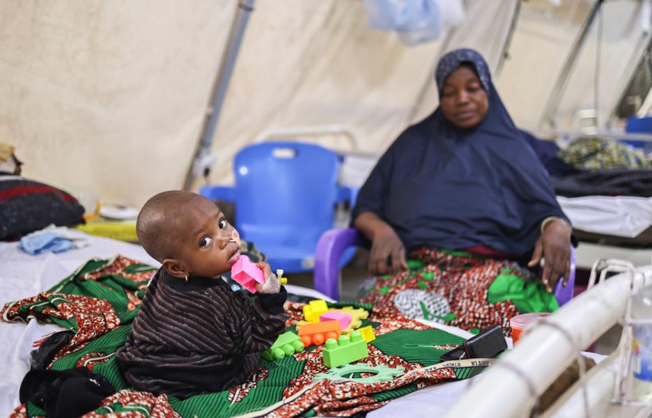 Latifat con su hija Aisha, ingresada por desnutrición.