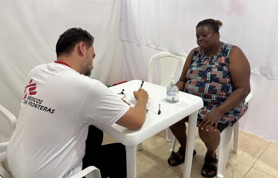 Yolima Angulo, de 41 años, recibe atención médica del doctor Edwar Garzón en la clínica móvil de MSF.
