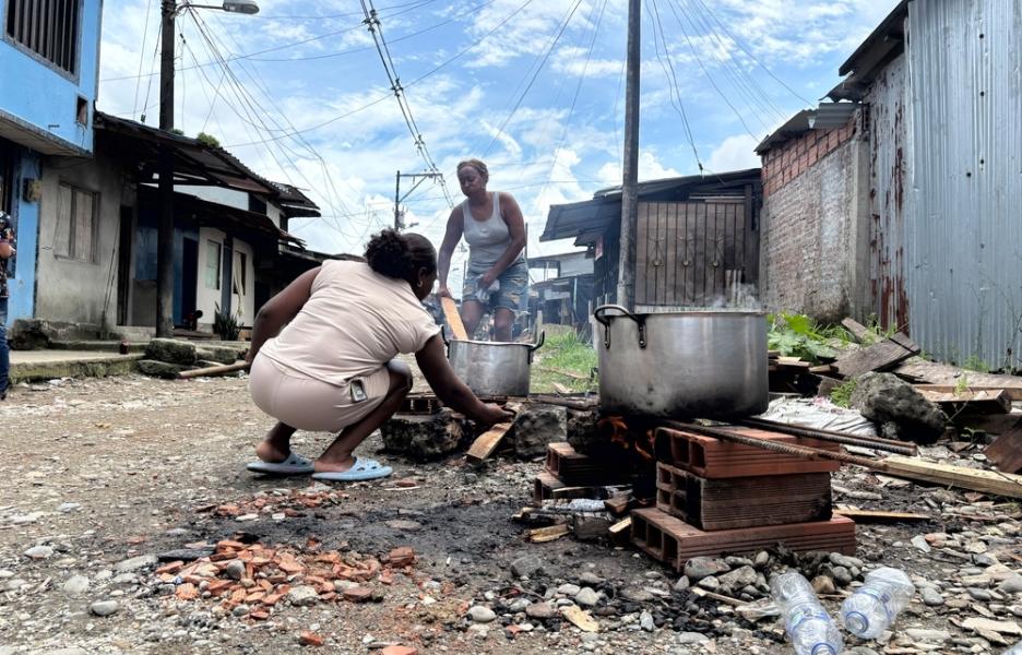 Angélica Hinestroza y Liliana Camacho están preparando comida en una "comida comunitaria" para los afectados del barrio de Alberto Lleras