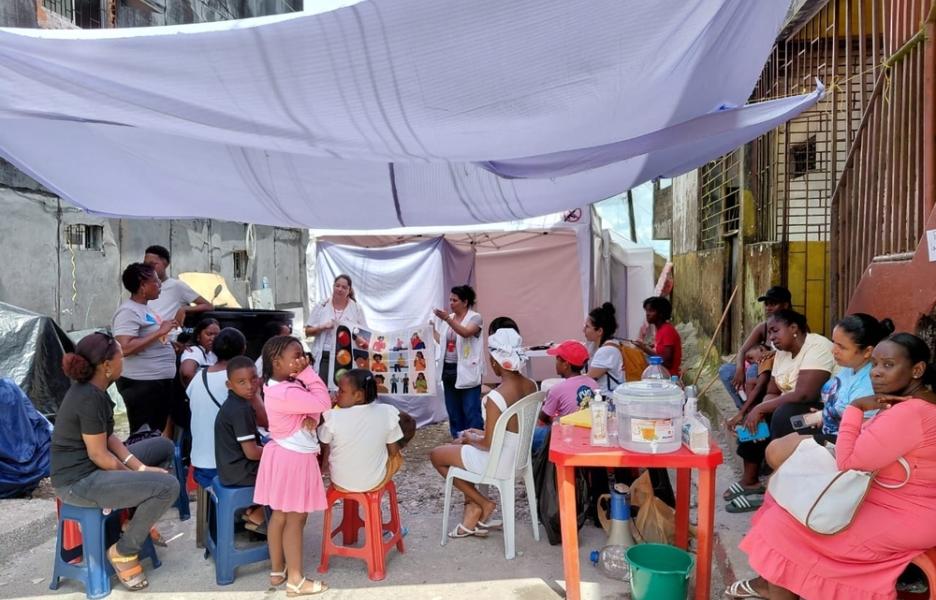 Los psicólogos de MSF imparten una sesión de psicoeducación en una clínica móvil de la localidad de Las Palmas, en Quibdó.