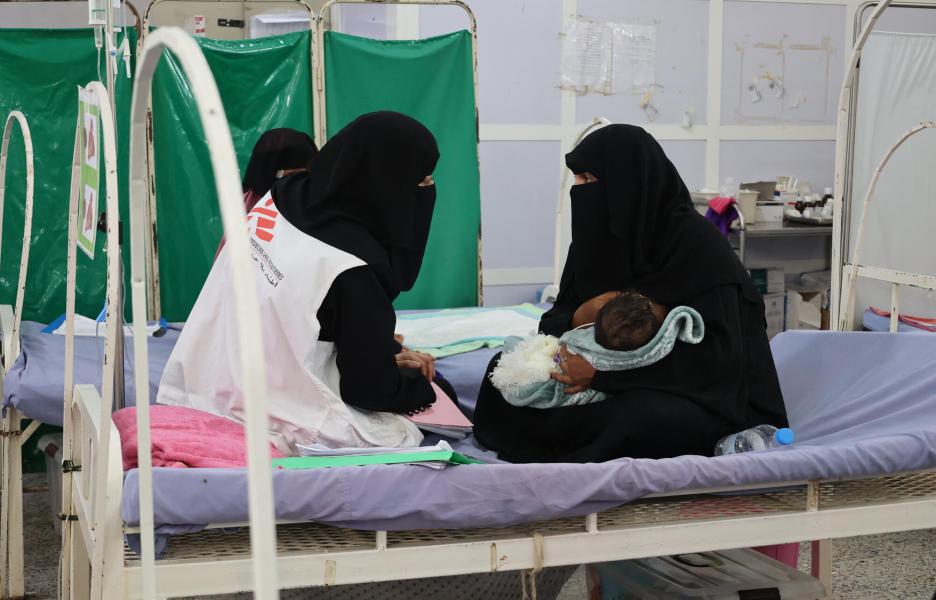 Yasmine Al Shara’abi, trabajadora social de MSF, recibe comentarios de uno de nuestros pacientes en el centro de alimentación terapéutica del hospital de Abs.