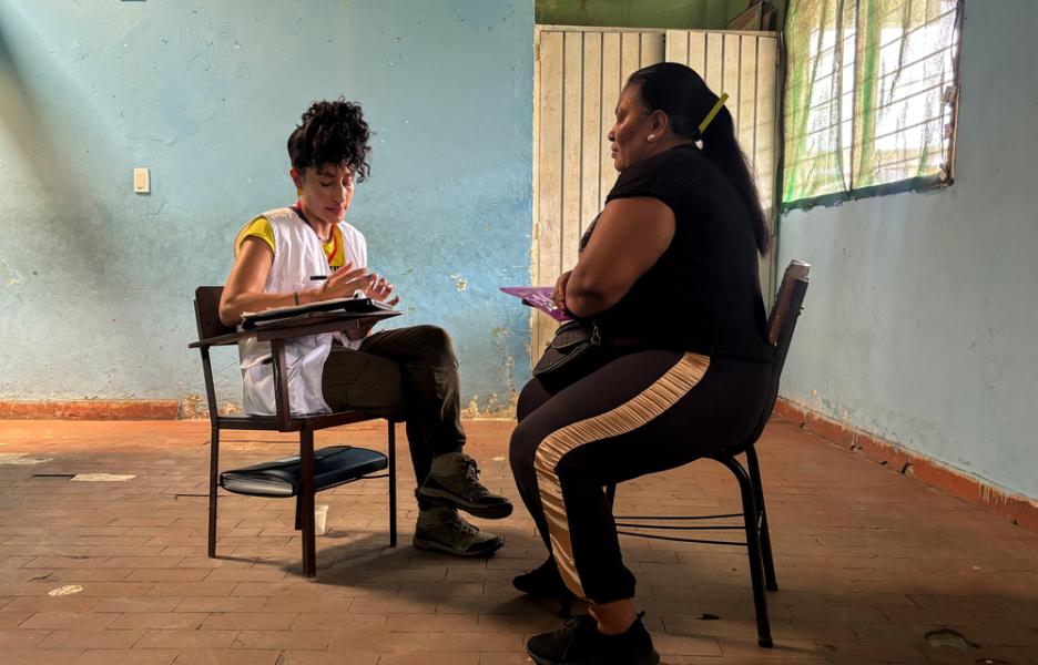 La psicóloga Antonia Cardozo presta asistencia a los afectados por el terremoto en la escuela del barrio de Palo Seco, en Buenaventura.