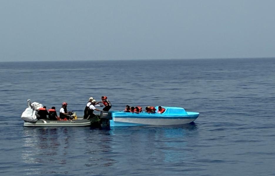 La embarcación RHIB (embarcación neumática de casco rígido) de MSF se aproxima a una embarcación que transporta a 18 supervivientes tras más de 24 horas en el mar. 