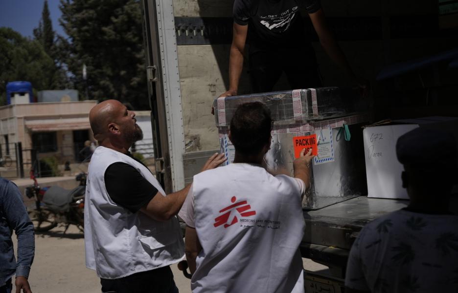 Los equipos de farmacia y logística de MSF reciben material médico en el Hospital Nacional de Nawa; dicho material forma parte del apoyo que MSF prestamos al hospital.