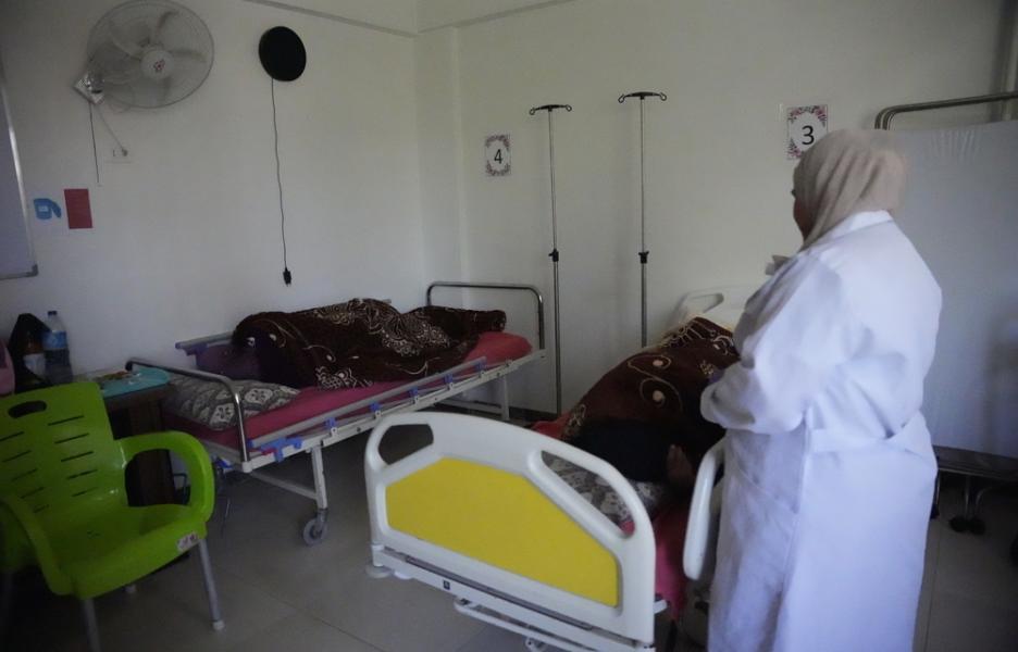 Una enfermera realiza una ronda por el servicio de maternidad del Hospital Nacional de Nawa. MSF prestamos apoyo a los servicios de obstetricia y ginecología de este hospital.