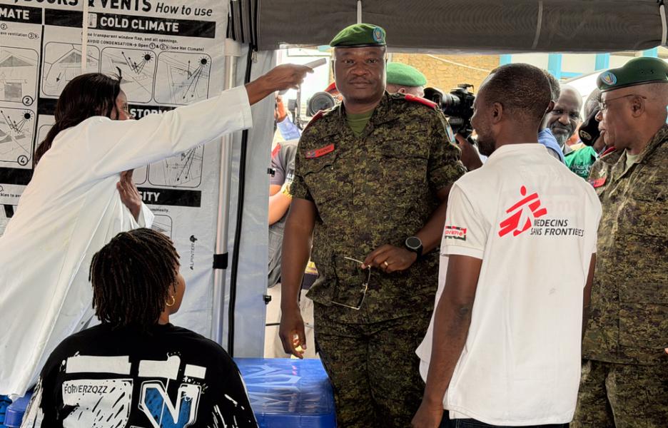 El general de división Gaby Kasongo Mulumba, gobernador de la provincia de Ituri, se somete a un control de temperatura antes de entrar en una tienda de campaña de Médicos Sin Fronteras donde se llevan a cabo entrevistas de consentimiento informado con los participantes en el estudio BRAVO, en el Laboratorio Provincial de Salud Pública de Bunia.