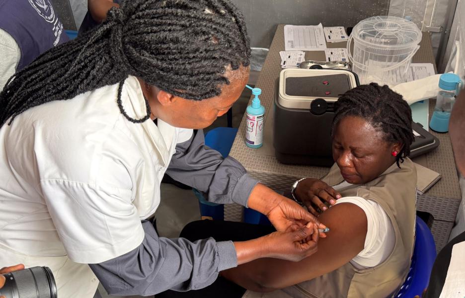 Una enfermera del Ministerio de Sanidad congoleño vacuna a una mujer durante el acto de presentación del estudio BRAVO en el Laboratorio Provincial de Salud Pública de Bunia.