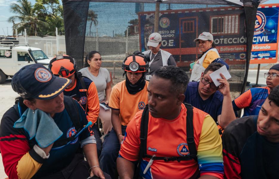 Miembros de Protección Civil de Venezuela hacen fila para recibir atención médica en una clínica móvil de MSF en Playa Grande, instalada junto al complejo residencial que colapsó durante los terremotos.