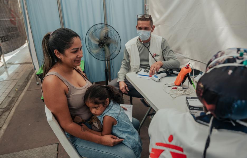 Jhennifer Cárdenas, de 33 años, y su hija Victoria Serrano, de 2, durante una consulta médica en una carpa de Médicos Sin Fronteras en la Avenida Bolívar. Ambas acudieron en busca de atención médica por gripe, dolor de garganta y dolores corporales. 