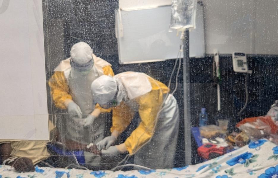 Miembros de los equipos de MSF atienden a un paciente que padece ébola. Centro de tratamiento del ébola de Kitatumba, en Butembo. Septiembre de 2026.