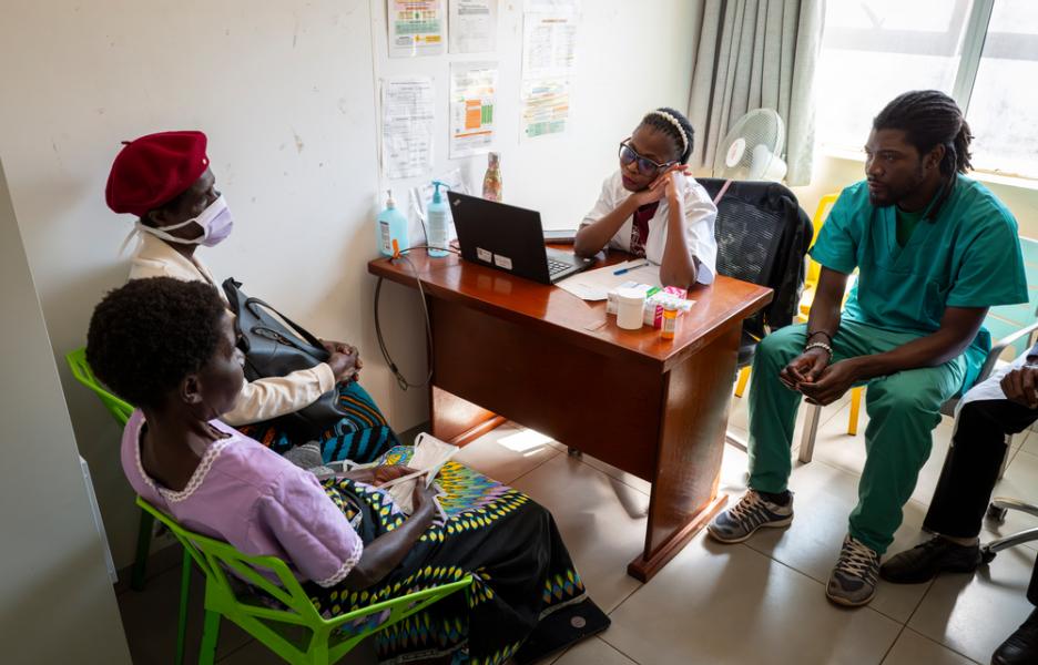 Lucy Nchoma, junto a su hermana, durante una consulta con el equipo de Médicos Sin Fronteras en Blantyre.