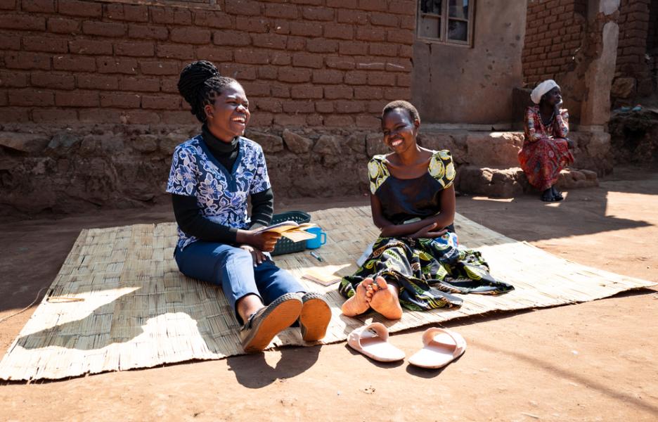 Christina Chiwaya y la enfermera Vitumbiko Mwanza en Blantyre, el 23 de julio de 2026. Christina falleció en agosto de 2026.