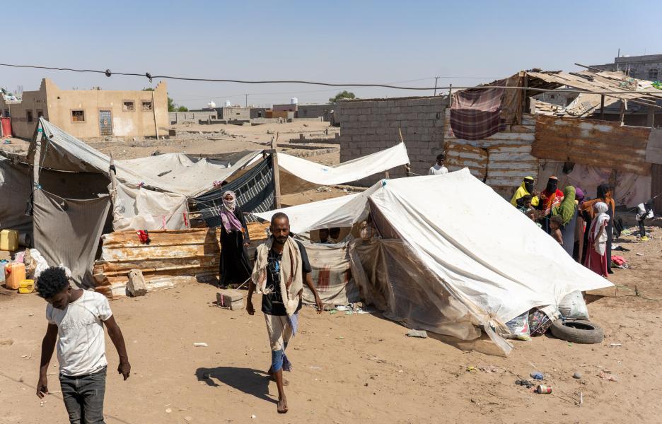 Tiendas de campaña improvisadas por las personas desplazadas en Cheick Othman, Yemen.