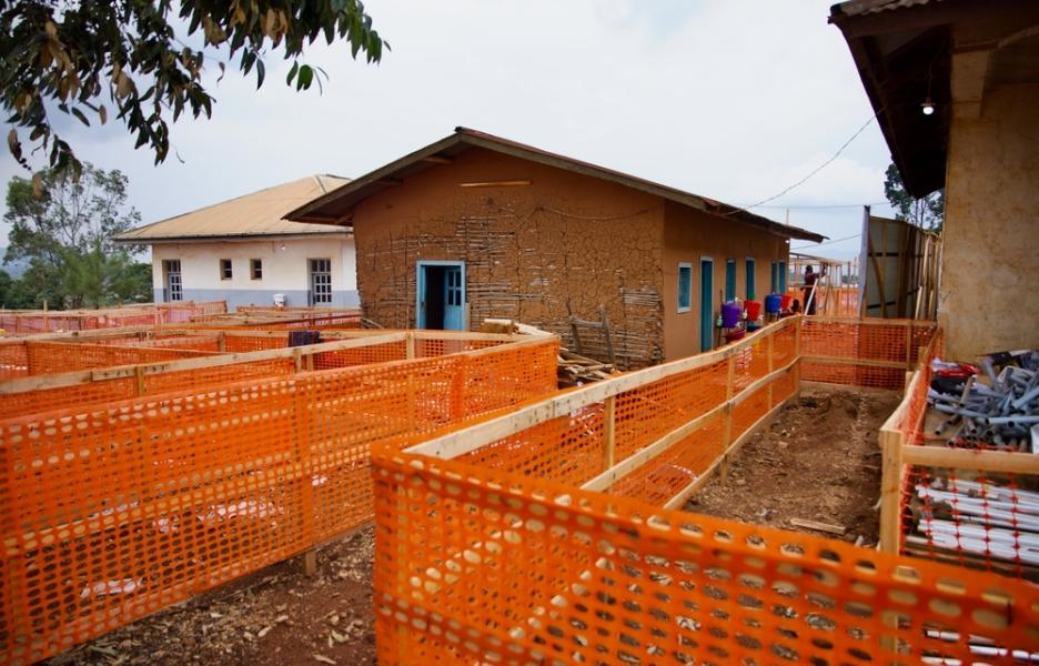 Construcción del Centro de Tratamiento de Ébola en Kayna.