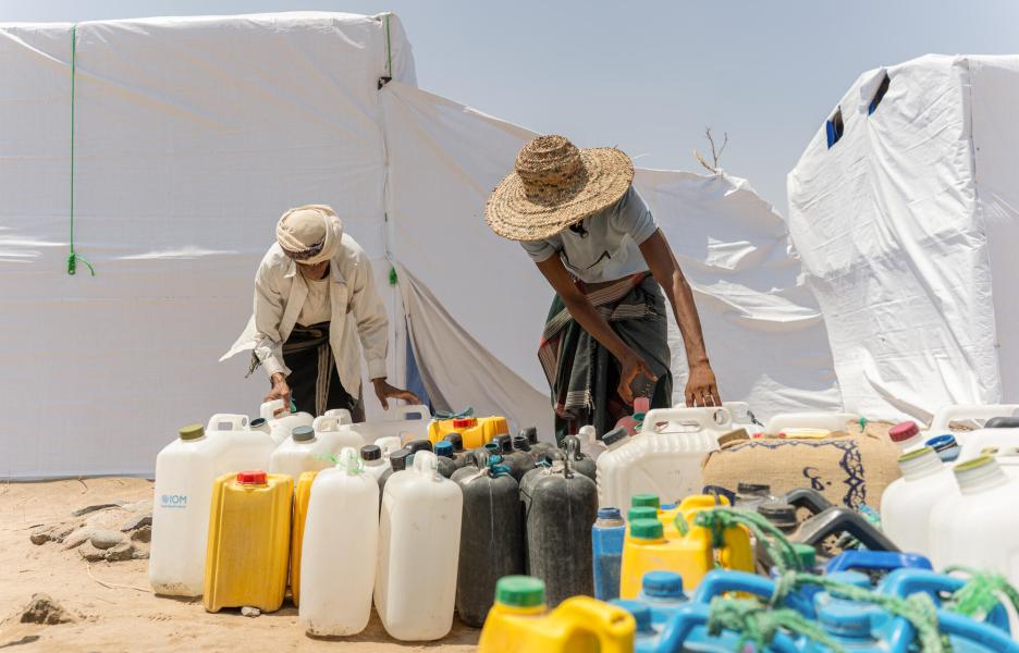 Distribución de agua potable. Desplazados de camino a Adén, Yemen.
