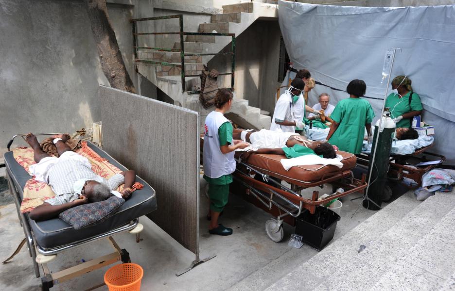 Zona improvisada para intervenciones quirúrgicas situada en el exterior del edificio del hospital Carrefour.