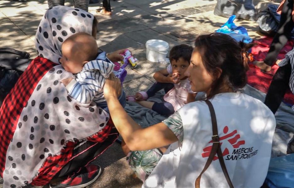 Nuestro equipo está prestando asistencia a los refugiados que se han quedado en la calle.