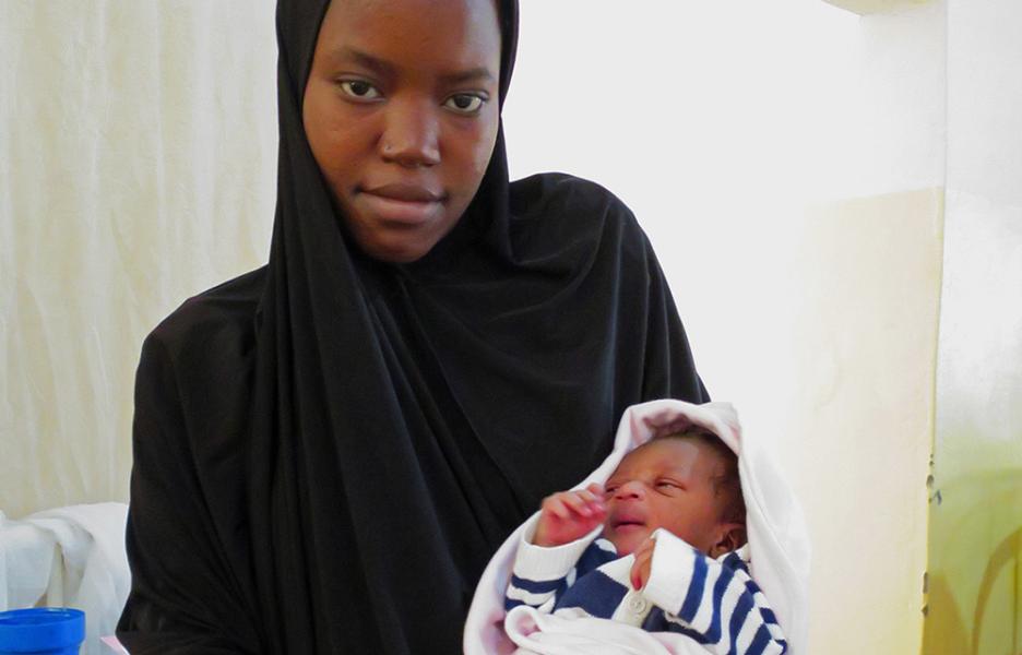 En Maiduguri, nuestros equipos tratan a niños y niñas con desnutrición en un centro de alimentación terapéutica en Gwange con más de 100 camas. Más de 300 niños son ingresados cada mes. Los equipos también gestionan dos centros de salud en Maimusari y Bolori con más de 3.000 consultas por semana. Los centros incluyen servicios de alimentación ambulatoria y de maternidad, así como una clínica pediátrica con 50 camas en Maimusari.