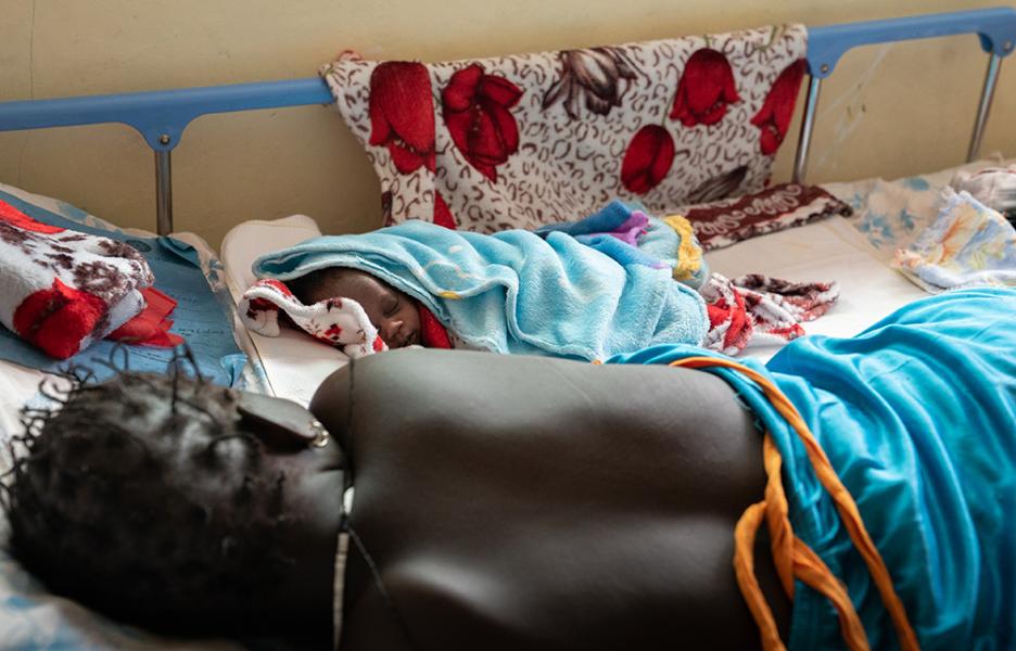 Madre y su bebé en la maternidad del hospital de Gambela, en Etiopía