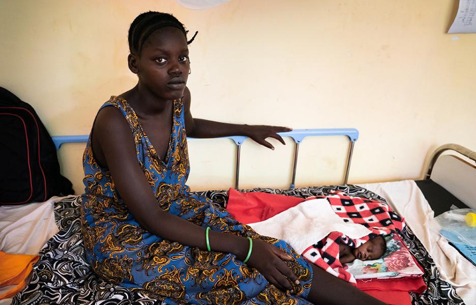 Ninyal Yang junto a su bebé Chout. Maternidad de Gambela, Etiopía