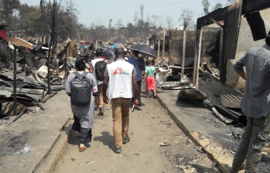 Uno de nuestros equipos realiza una evaluación de necesidades la mañana después del incendio que ha destruido miles de refugios en varias áreas de los campamentos de refugiados rohingya en Cox's Bazar, en Bangladesh. 