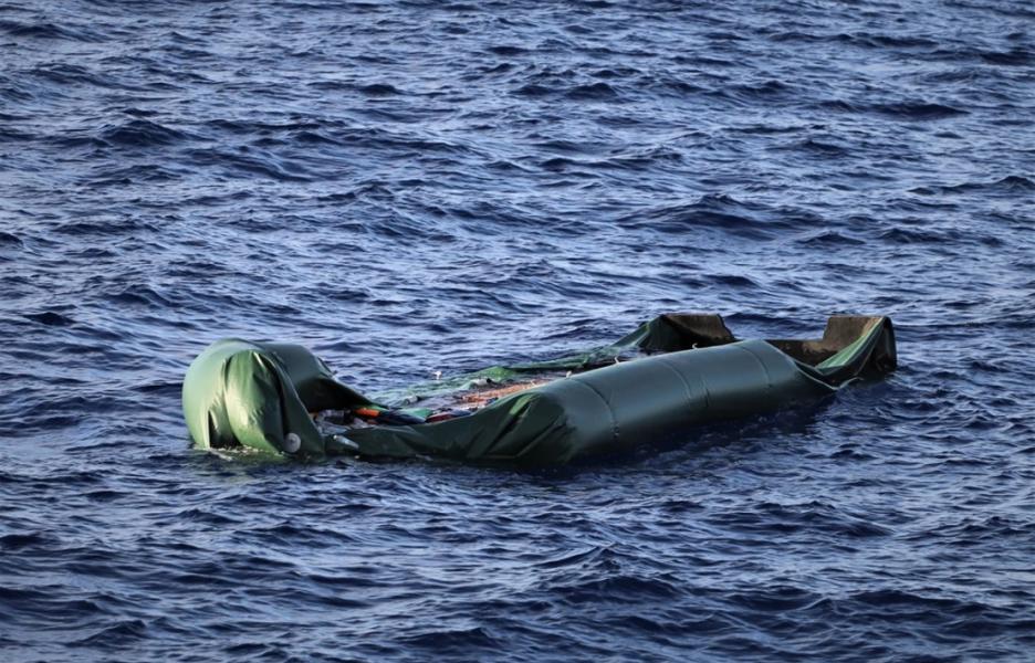 Lancha de goma en el Mediterráneo Lancha de goma en el Mediterráneo