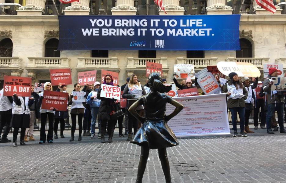 Nuestros compañeros protestan frente a la Bolsa de Nueva York por el precio de un medicamento de JNJ vital para tratar la tuberculosis.