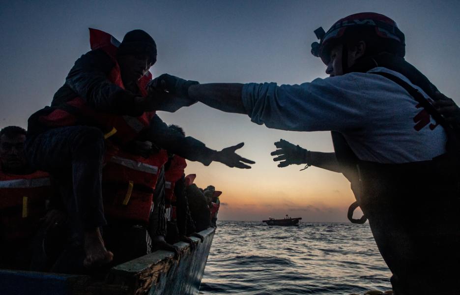La noche del 11 de mayo rescatamos a 67 personas de un barco de madera con peligro de hundirse en la zona de rescate maltesa.