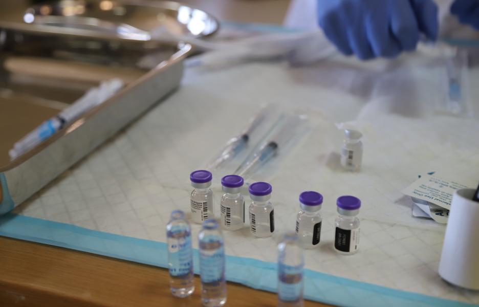 Dosis de vacunas COVID de Pfizer/BioNTech antes de ser administradas en una residencia de mayores en Shayle, Líbano.
