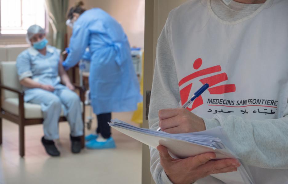Un trabajador sanitario de primera línea en una residencia de ancianos de Chlifa Baalbak, Líbano, recibe su primera vacuna de la COVID-19, proporcionada por el Ministerio de Salud Pública libanés y administrada por nuestro equipo. Un trabajador sanitario de primera línea en una residencia de ancianos de Chlifa Baalbak, Líbano, recibe su primera vacuna de la COVID-19, proporcionada por el Ministerio de Salud Pública libanés y administrada por nuestro equipo.