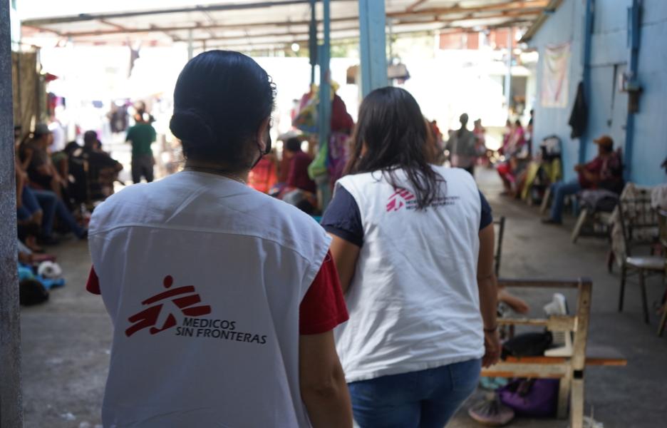 En Nuevo Laredo, un equipo móvil ha estado brindando asistencia humanitaria a la población haitiana y centroamericana, así como a desplazados internos que huyen de la violencia en diferentes partes de México. En Nuevo Laredo, un equipo móvil ha estado brindando asistencia humanitaria a la población haitiana y centroamericana, así como a desplazados internos que huyen de la violencia en diferentes partes de México.