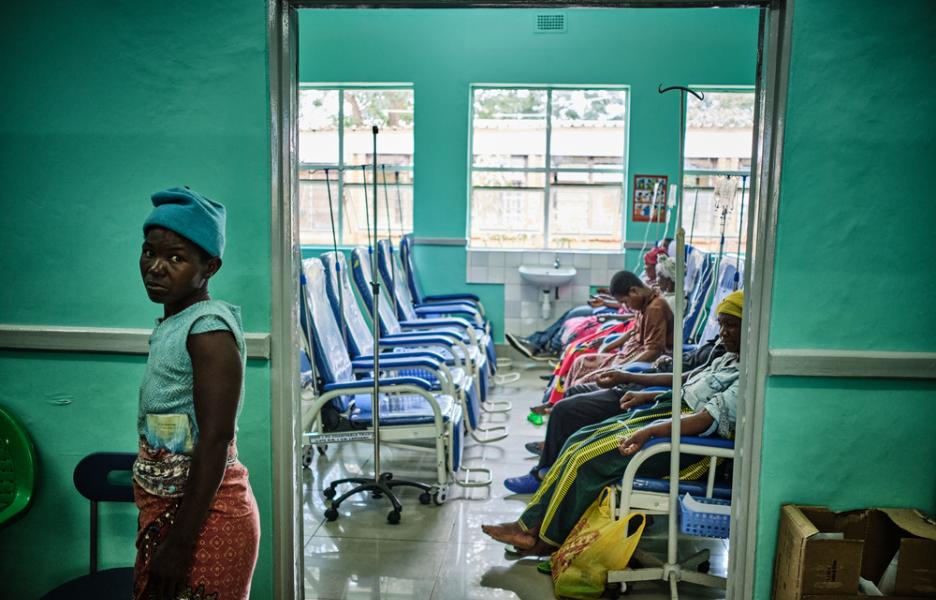 Esta es el Ala 4B del hospital de Blantyre, y es gestionada por el Ministerio de Salud de Malaui. Tiene 50 sillas en las que los pacientes de cáncer, sin importar qué tipo de cáncer, reciben quimioterapia. Esta es el Ala 4B del hospital de Blantyre, y es gestionada por el Ministerio de Salud de Malaui. Tiene 50 sillas en las que los pacientes de cáncer, sin importar qué tipo de cáncer, reciben quimioterapia.