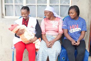 La trabajadora social de MSF, Relative Chitungo, dio la bienvenida a Marvellous, a la derecha, el primer día que acudió a la clínica Edith de MSF en busca de ayuda con su embarazo en Mbare, Zimbabue.