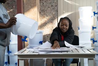 Kits de higiene para el cólera donados por MSF a familias de la comunidad de Kanana en Hammankskraal, Sudáfrica.