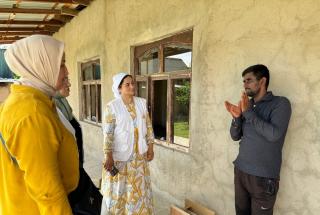 Visita a un paciente con tuberculosis en Tursunzoda, Tayikistán. 