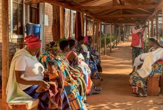 Bayubahe Jerome, promotor de salud, informa a las embarazadas sobre cuidados prenatales en el hospital del campo de Nduta.